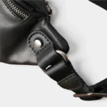 Sac Banane Cuir Vintage Homme Sac banane cuir noir, gros plan sur l’attache métallique et la sangle renforcée
