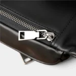 Sac Banane Cuir Vintage Homme Sac banane cuir noir vu de près, avec une fermeture éclair métallisée rectiligne