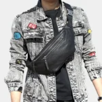 Grand sac banane cuir noir porté en bandoulière par un homme au style rock avec boucle métallique sur la sangle