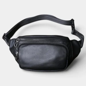 Sac banane cuir noir posé de face, avec fermeture zippée métallique et sangle noire ajustable