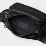 Sac Banane Cuir Noir Homme Souple Sac banane cuir noir souple vu de dessus poche principale ouverte, intérieur avec poches zippées apparentes