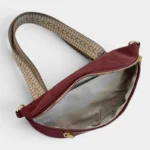 Sac banane en simili cuir bordeaux vu de dessus, poche principale ouverte révélant une doublure claire