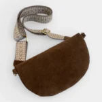 Sac banane marron en daim posé à plat vue arrière avec sangle large motif chevron et boucles métalliques