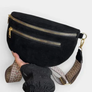 Sac banane simili cuir noir profond au style chic posé de face, avec sangle large à motif graphique chevron