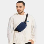 Sac Banane Nylon Imperméable Gorpcore Sac banane nylon bleu marine porté en bandoulière par un homme de face au style gorpcore streetwear