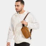 Sac Banane Nylon Imperméable Gorpcore Sac banane nylon camel porté en bandoulière par un homme de face au style gorpcore décontracté