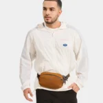 Sac Banane Nylon Imperméable Gorpcore Sac banane nylon camel porté à la taille par un homme de face au style gorpcore streetwear