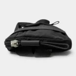 Petit sac banane nylon noir compact vu de profil, avec fermeture éclair à curseur métallique