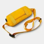 Petit sac banane nylon jaune vif posé à plat en vue plongeante, avec sangle à boucle plastique