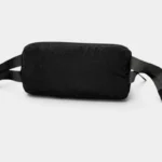 Sac banane nylon noir vue arrière, posé à plat avec sa sangle réglable noire