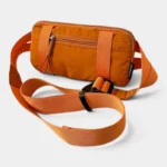 Petit sac banane nylon orange posé de face, avec une sangle réglable à boucle plastique noire
