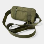 Petit sac banane nylon vert kaki posé de trois quarts, avec sangle réglable à boucle plastique noire