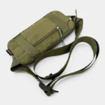 Petit sac banane nylon vert kaki posé à plat, vu de dessus avec sangle réglable