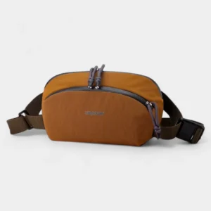 Sac banane nylon au style gorpcore, marron chaud, posé de face avec sangle à clip plastique