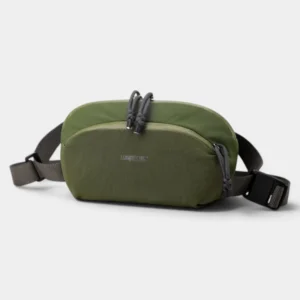 Sac banane nylon au style gorpcore vert kaki foncé, posé de face avec une boucle clip plastique noire