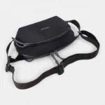 Sac Banane Nylon Imperméable Gorpcore Sac banane nylon noir au style gorpcore, posé à plat