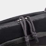 Sac Banane Nylon Imperméable Gorpcore Sac banane nylon noir, gros plan sur les deux tirettes paracorde grises tressées de la fermeture éclair