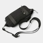 Petit sac banane nylon noir posé de dessus, avec sangle réglable et fermeture zippée argentée