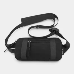 Petit sac banane nylon noir posé à plat de face, avec une sangle bandoulière réglable