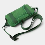 Petit sac banane nylon vert posé à plat, vue de dessus, avec une sangle à boucle plastique assortie
