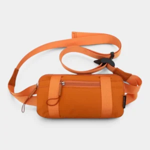 Petit sac banane nylon orange vif posé de face, avec une sangle réglable
