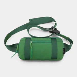 Petit sac banane nylon vert foncé, posé de face avec une sangle réglable