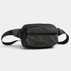 Sac banane en nylon ripstop noir à motif grille, posé de face avec une sangle bandoulière réglable