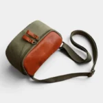 Sac banane rectangulaire cuir kaki et marron, posé de face avec bandoulière kaki et double tirette en cuir