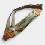 Sac banane kaki en coton au style militaire et cuir, posé de biais vue de dessus avec fermeture zippée métallique