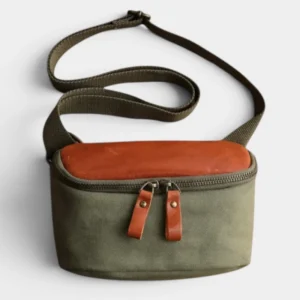 Sac banane rectangulaire en cuir olive et marron posé à plat de face, avec fermeture éclair métal
