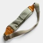 Sac banane extensible toile kaki et cuir véritable, vue arrière posée à plat, rembourrage épais en tissu