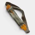 Sac banane en toile coton vert kaki et cuir marron posé à plat de face, avec sangle unie assortie