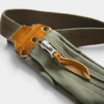 Sac banane coton vert kaki et cuir, gros plan sur la fermeture zippée et lanière en cuir vintage