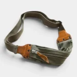 Sac banane coton vert kaki et cuir posé à plat, vue de face, avec sangle large et finitions rivetées