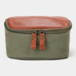 Sac banane rectangulaire toile cuir vert kaki au style militaire, posé de face avec double zip à languettes en cuir