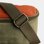 Sac banane rectangulaire cuir kaki et orange vu de côté, avec sangle toile kaki et boucle métallique