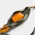 Sac banane en toile coton vert kaki vu de dessus, poche principale ouverte avec portefeuille en cuir à l’intérieur