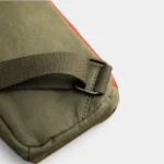 Sac banane rectangulaire toile cuir au style militaire kaki vu de côté avec sangle épaisse et boucle métal
