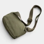 Sac banane rectangulaire cuir vert kaki vu de dos, avec sangle réglable à boucle métallique