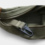 Sac banane en toile vert kaki vu de dessus, poche principale ouverte avec mousqueton en métal noir