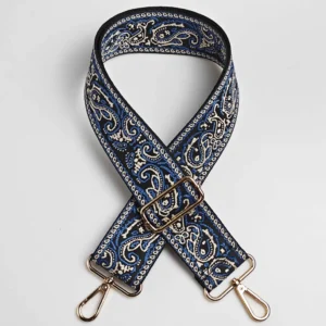 Bandoulière large réglable motif paisley bandana en polyester jacquard bleu et crème, posée à plat avec mousquetons et boucle dorés