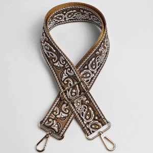 Bandoulière large réglable motif paisley bandana marron et blanc à quincaillerie dorée, posée à plat vue de dessus