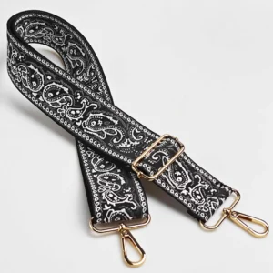 Bandoulière large paisley bandana noire à sangle jacquard et quincaillerie dorée, posée à plat vue de face