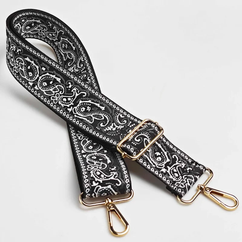 Bandoulière large paisley bandana noire à sangle jacquard et quincaillerie dorée, posée à plat vue de face