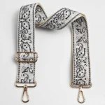 Bandoulière Large Réglable Motif Paisley Bandana Bandoulière large réglable motif paisley bandana blanc et noir posée à plat avec mousquetons et boucle de réglage dorés