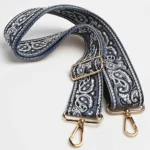 Bandoulière Large Réglable Motif Paisley Bandana Bandoulière large réglable motif paisley bandana bleu marine en polyester jacquard, posée à plat avec mousquetons et boucle de réglage dorés