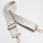 Bandoulière Large Réglable Motif Paisley Bandana Bandoulière large réglable motif paisley beige et bleu posée à plat avec mousquetons et boucle de réglage en métal doré