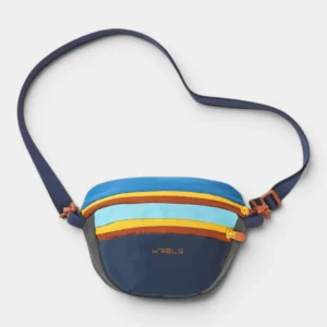 Sac banane colorblock en nylon bleu marine, posé de face avec des rayures jaune, roux et bleu ciel