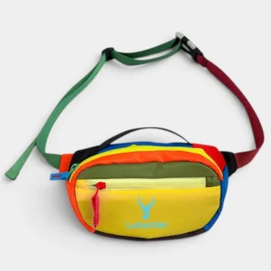 Petit sac banane nylon multicolore colorblock posé de face, avec sangle bicolore verte et bordeaux
