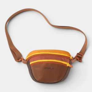 Sac banane nylon colorblock marron, orange et jaune, posé de face avec une sangle bandoulière réglable